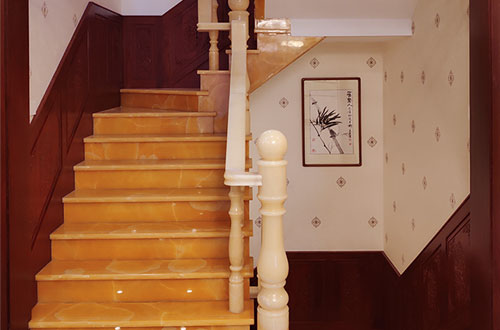 高港中式别墅室内汉白玉石楼梯的定制安装装饰效果
